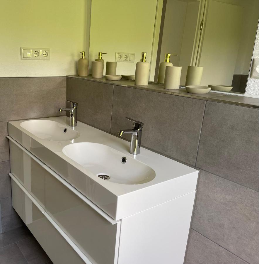 Bungalow In Ruhiger Siedlung Mit Stellplatz 란츠후트 외부 사진