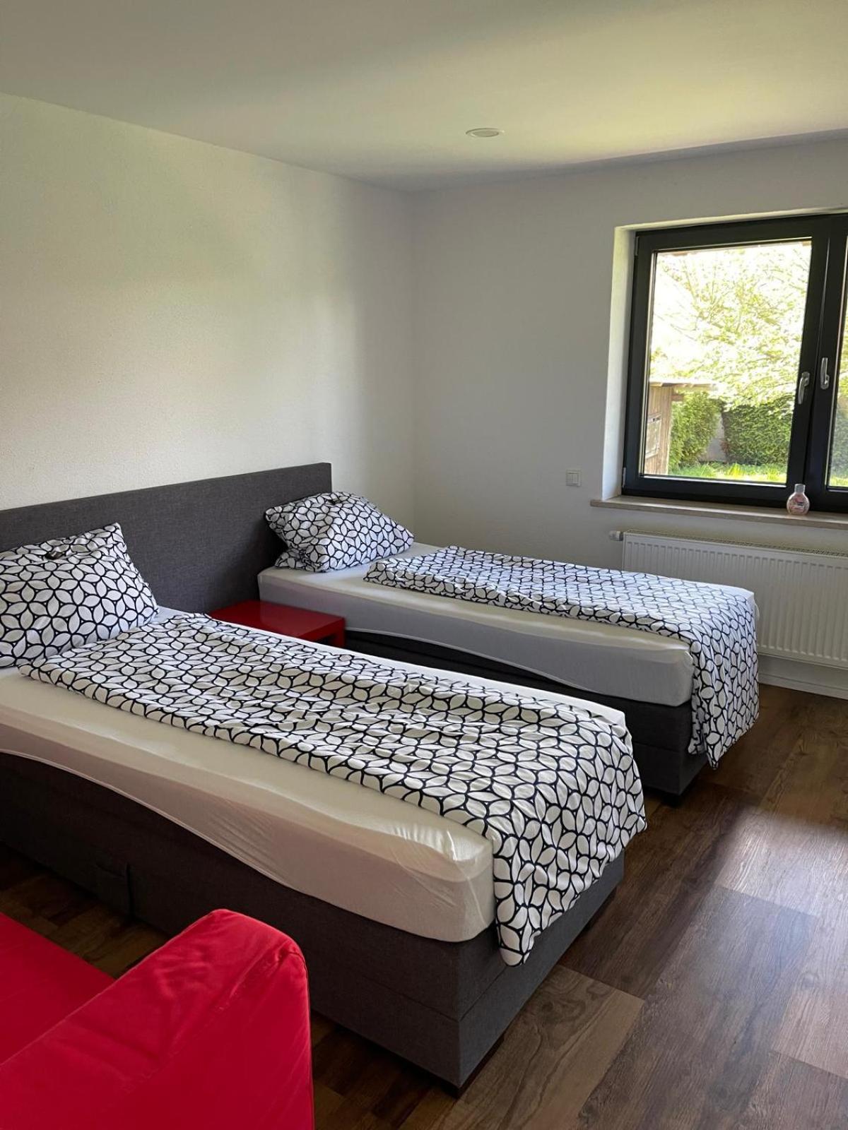 Bungalow In Ruhiger Siedlung Mit Stellplatz 란츠후트 외부 사진